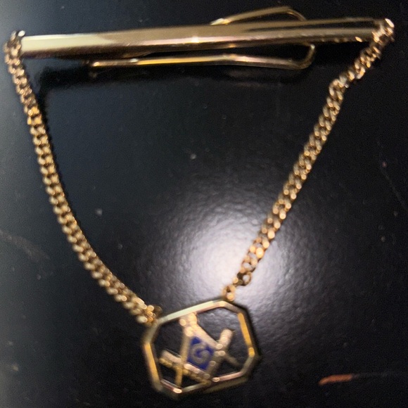 Vintage  Gold Tone Free Masons Tie Bar With Curb Chain - Picture 3 of 5